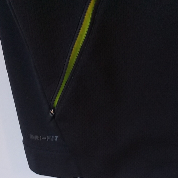 Nike Men's Black Sleeveless Vest - Picture 4 of 9